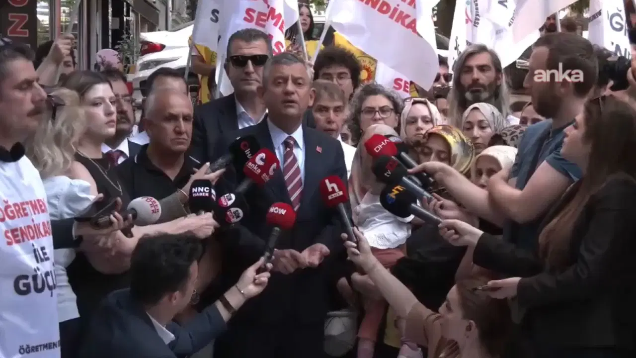 Öğretmenlere Destek İçin Özgür Özel’den Ziyaret